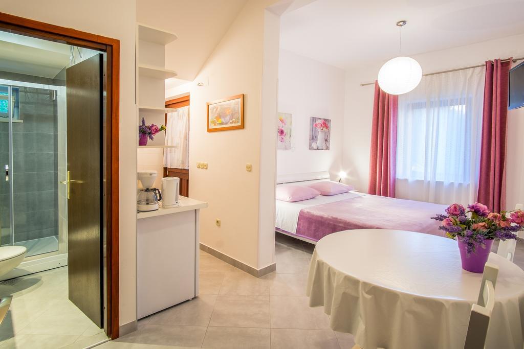 Apartments Delfin Krk Town Esterno foto