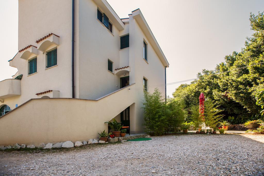 Apartments Delfin Krk Town Esterno foto